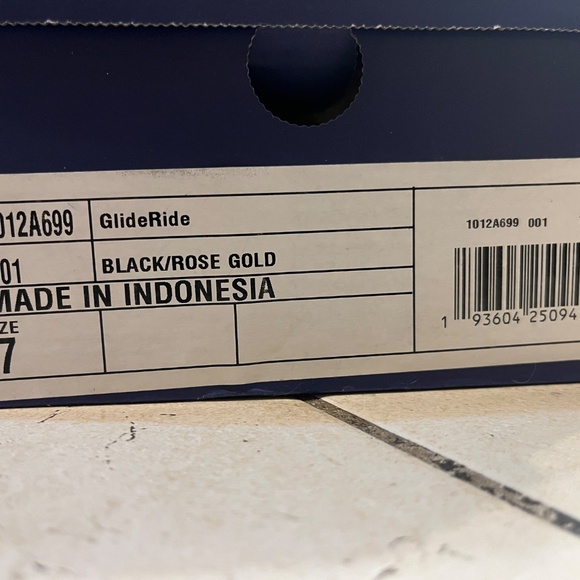 ASICS GlideRide Women Size 7 Black Running Shoe - Picture 3 of 4